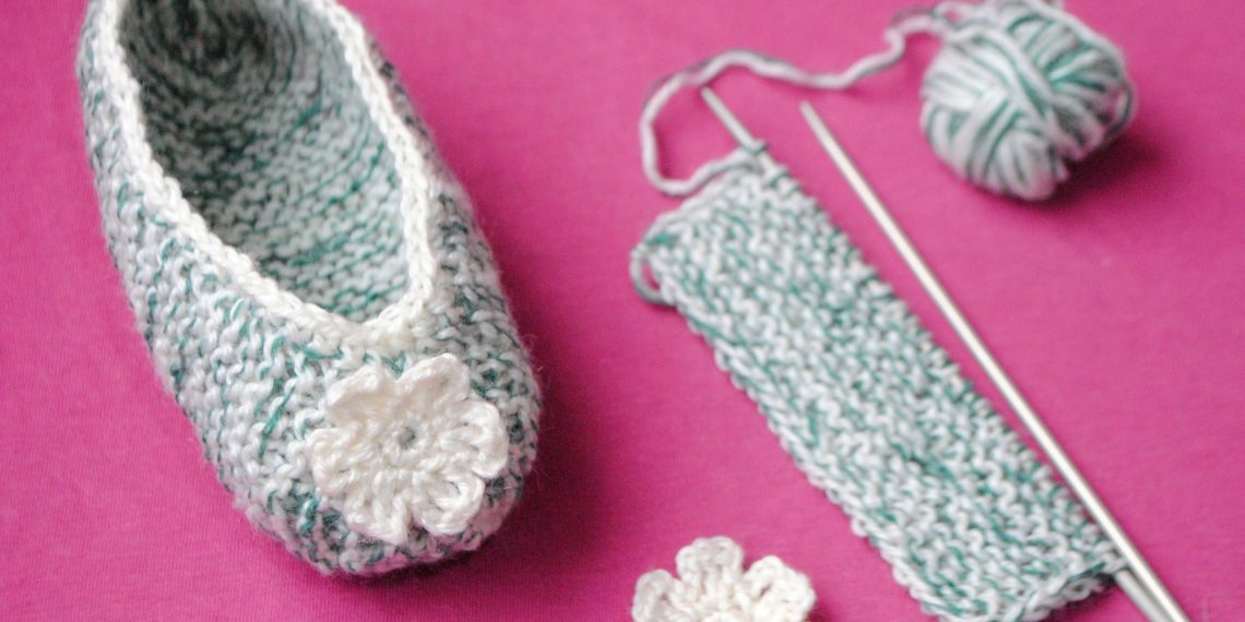 Зручні тапочки на двох спицях