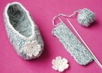 Зручні тапочки на двох спицях