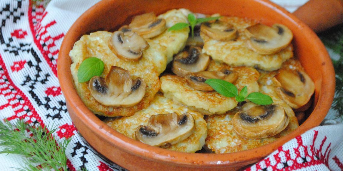 Деруни, запечені з грибами