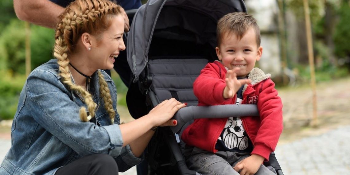 Хто, окрім мами, може здійснювати догляд за дитиною до трьох років
