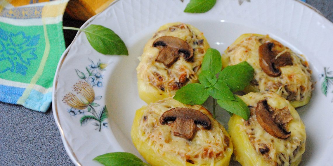 Картопляні човники з грибами