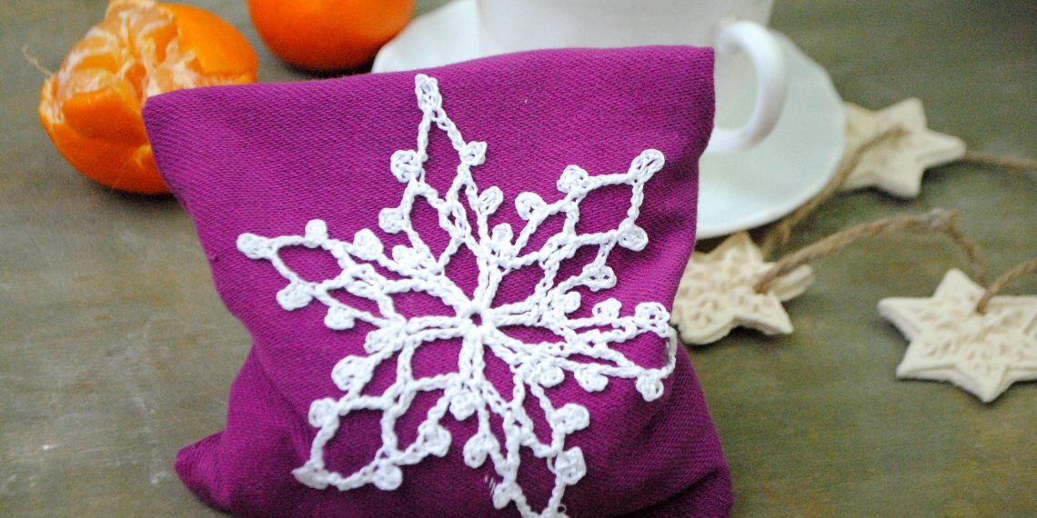 Руки зігріє грілка