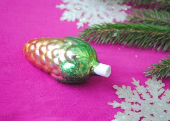 Як подарувати розбитій ялинковій іграшці друге життя