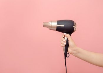 5 нестандартних способів застосування фена у побуті