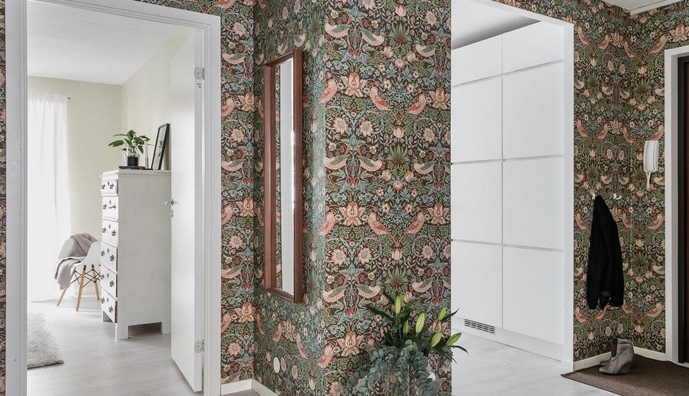 Які шпалери приховають нерівності стін