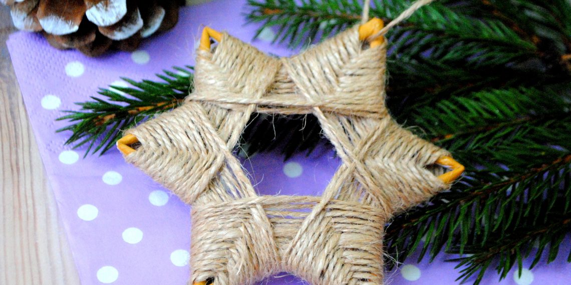 Різдвяна зірка з газетних трубочок і мотузки