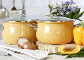 Як видалити наліт у каструлі?