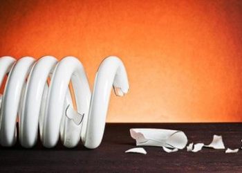 Розбита енергозберігаюча лампа небезпечна