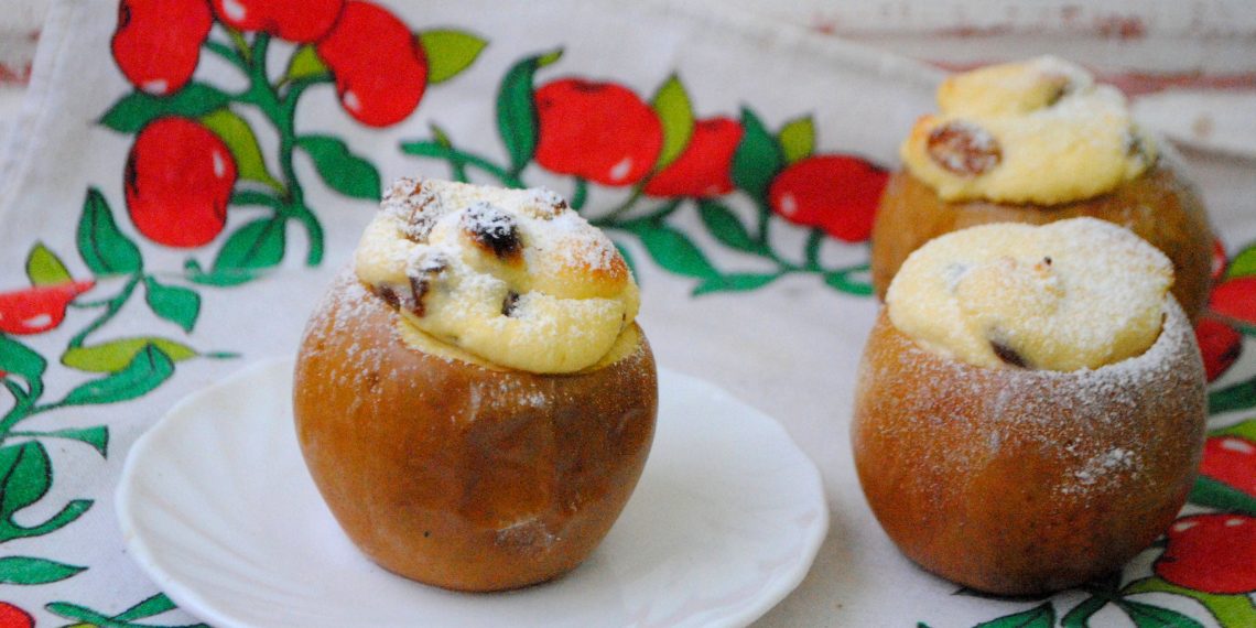 Запечені яблука з сирною начинкою