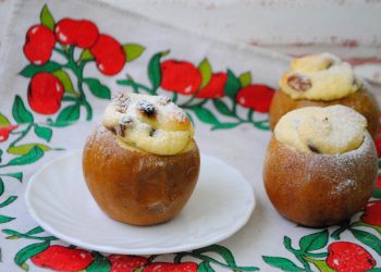 Запечені яблука з сирною начинкою