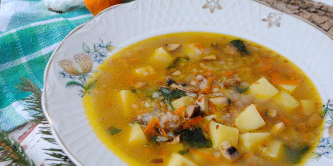 Гречаний суп з грибами