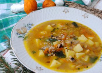 Гречаний суп з грибами