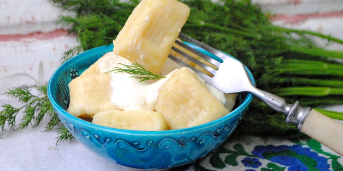 Картопляні подушечки під соусом