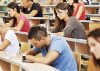 Українські студенти більше не отримуватимуть «червоні дипломи»