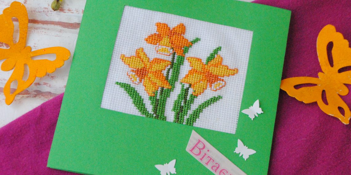 Весняна листівка з вишивкою