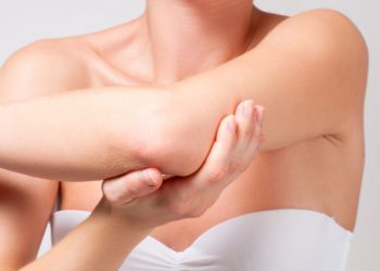 Чому на ліктях лущиться шкіра