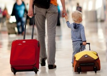 Які правила виїзду неповнолітніх за кордон?