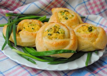 Пухкі булочки із зеленню