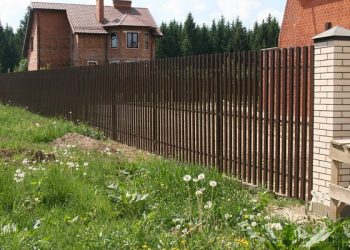 Паркан із євроштахетника — красиво, практично, але й недешево