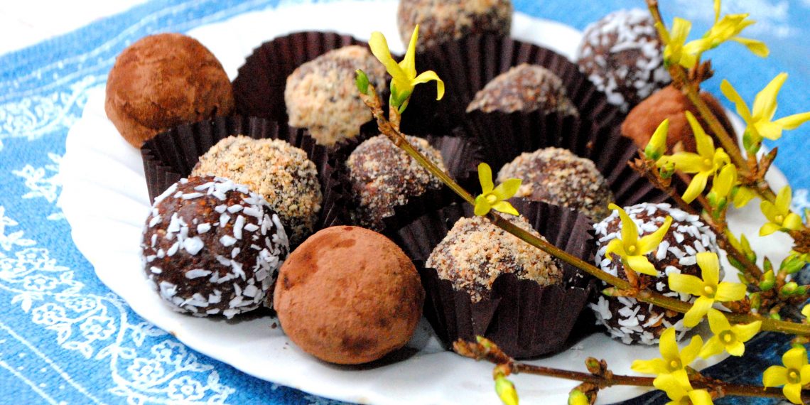 Шоколадні цукерки з фініків із вівсяними пластівцями