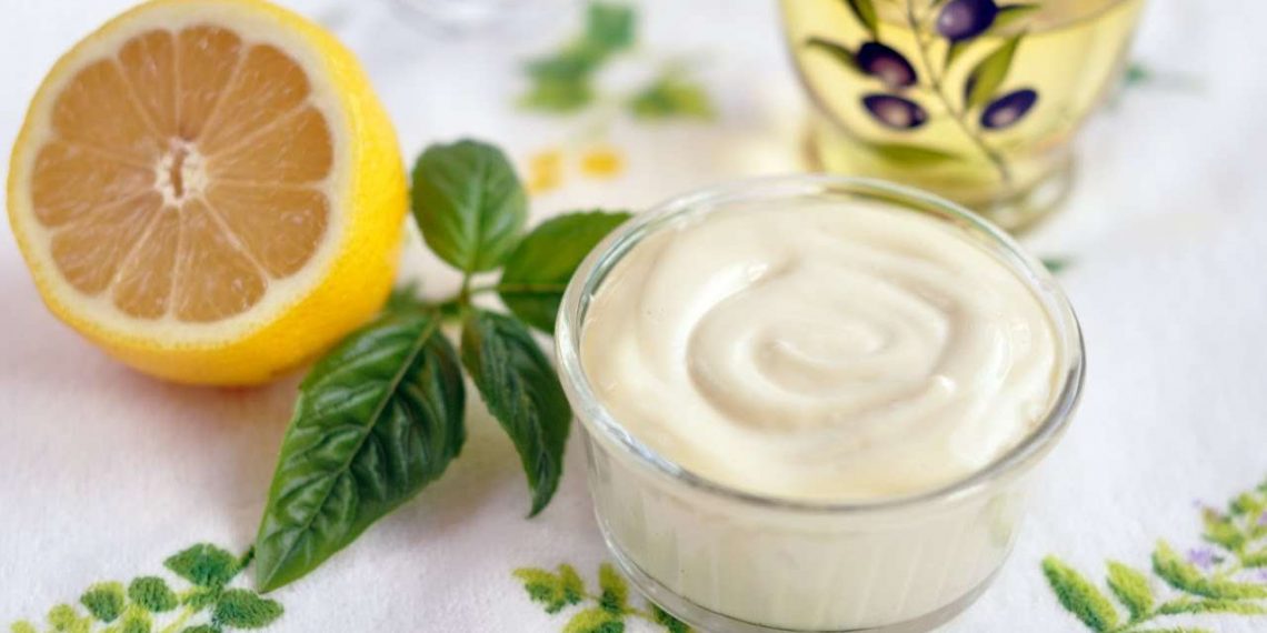 Майонезна маска для ніг