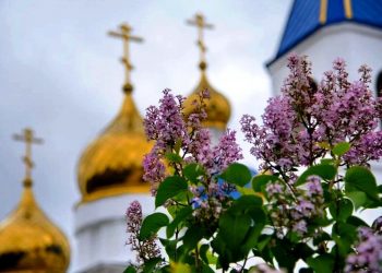 Як звертатися до товариша, якщо той став священником?