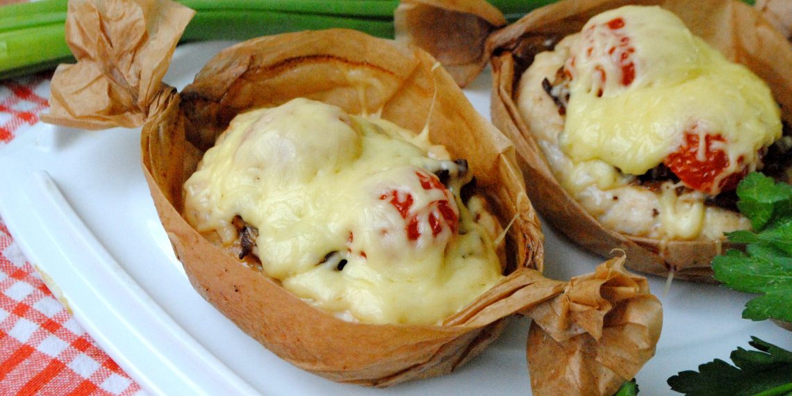 Човники з фаршу в папері
