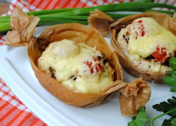 Човники з фаршу в папері