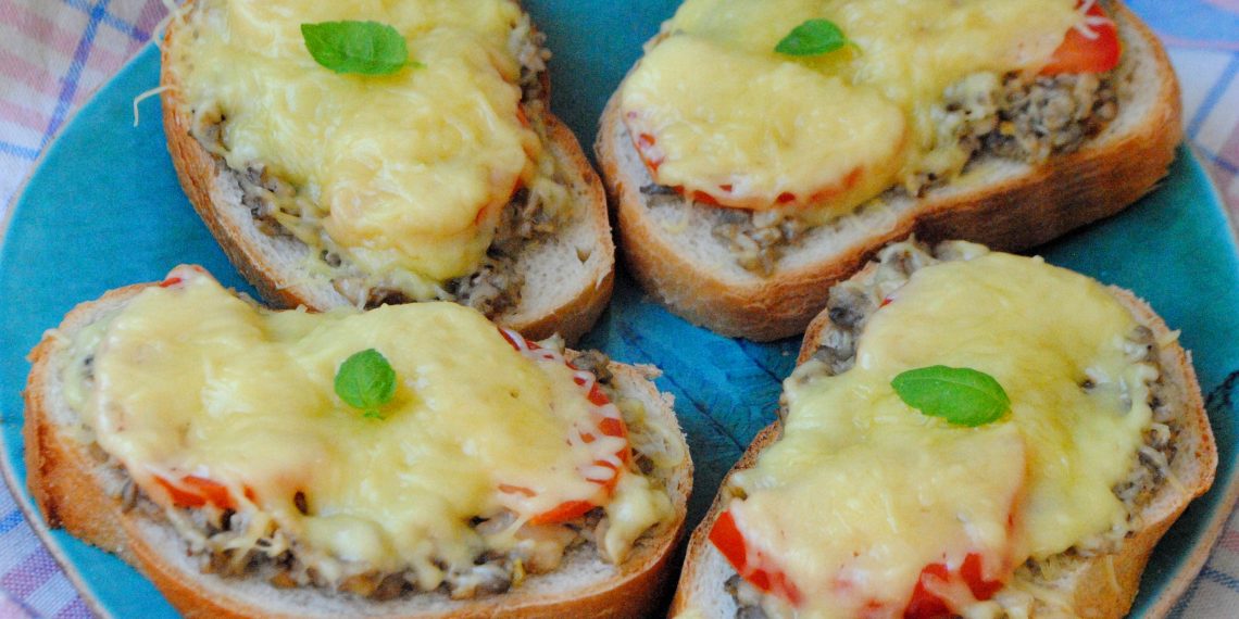 Гарячі бутерброди з фаршем