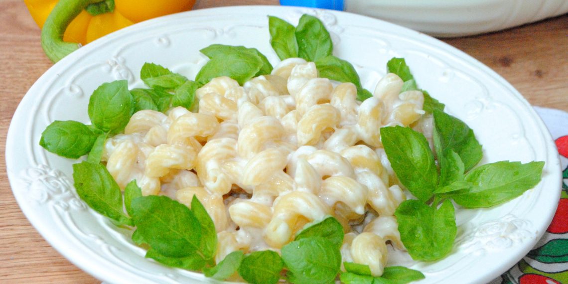 Макарони у сирно-молочному соусі