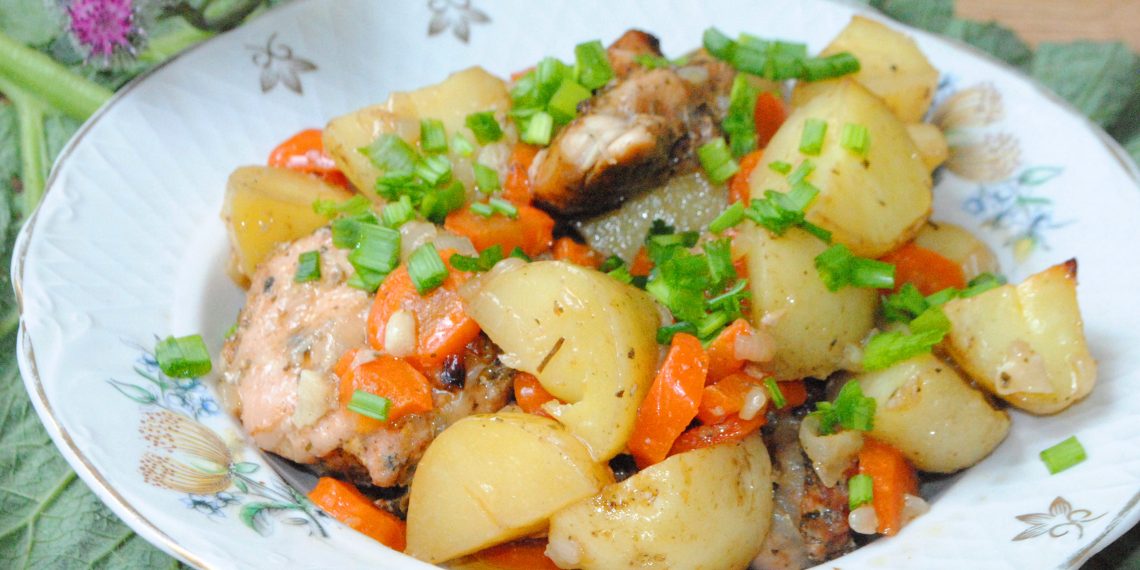 Картопля, запечена з м’ясом і овочами у рукаві