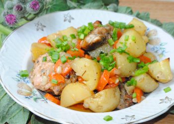 Картопля, запечена з м’ясом і овочами у рукаві