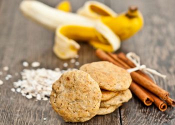 Торт із вівсяного печива з бананом