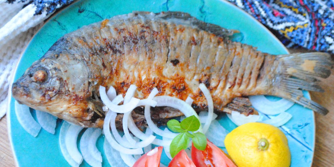 Смажений карась без кісток