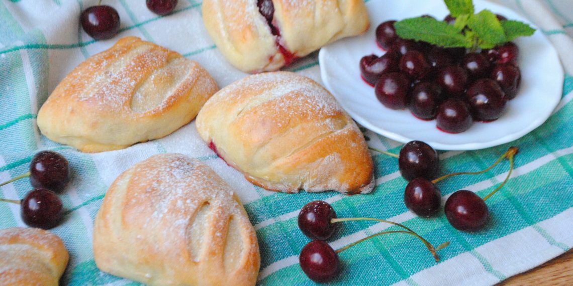 Міні-пиріжки з вишнею