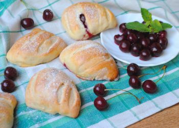 Міні-пиріжки з вишнею        