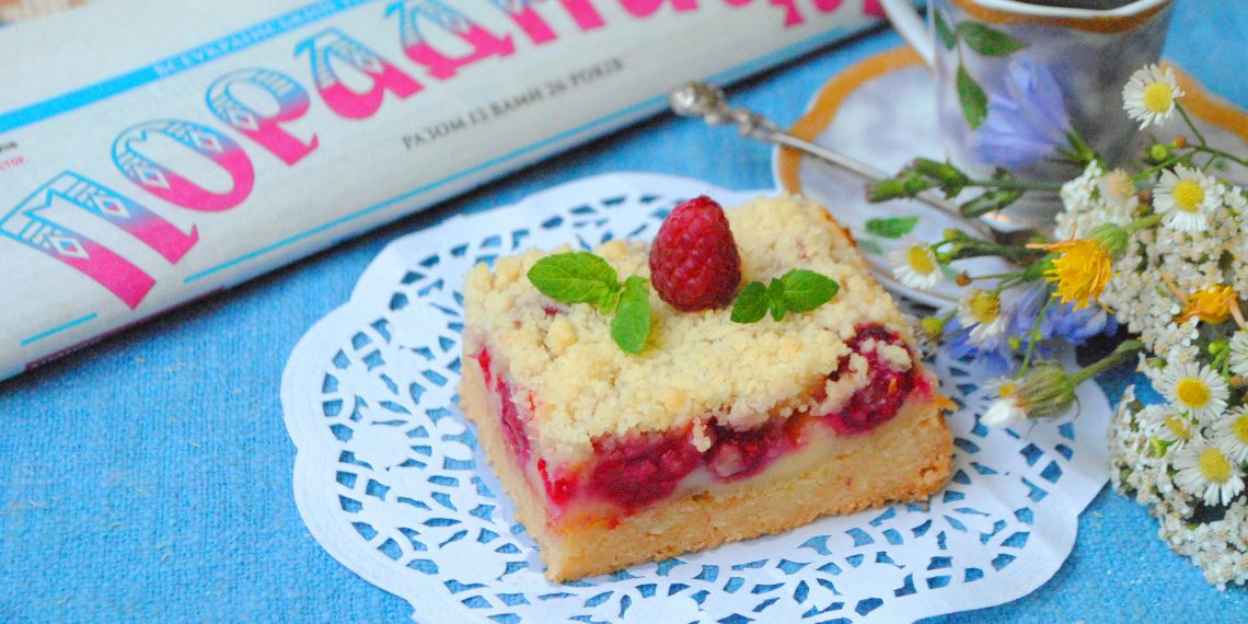 Ранкова кава з улюбленою “Порадницею” і ягідним пирогом