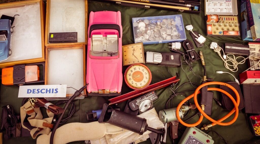 Синдром Плюшкіна: чому людина «тоне» в речах