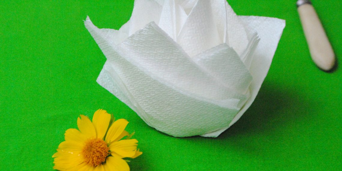 Святкова сервіровка столу: квітка з серветок