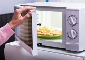 Що не можна робити у мікрохвильовці