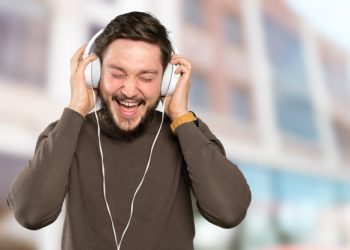 Чим загрожує гучна музика у навушниках