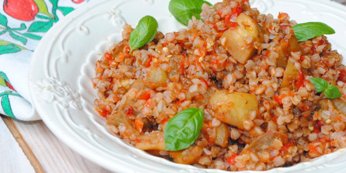 Гречка з баклажанами і овочами