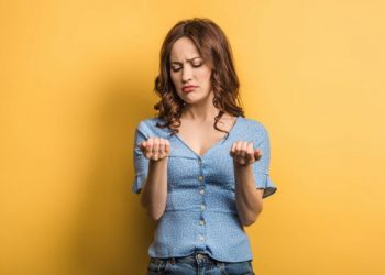 Що означають білі плями на нігтях