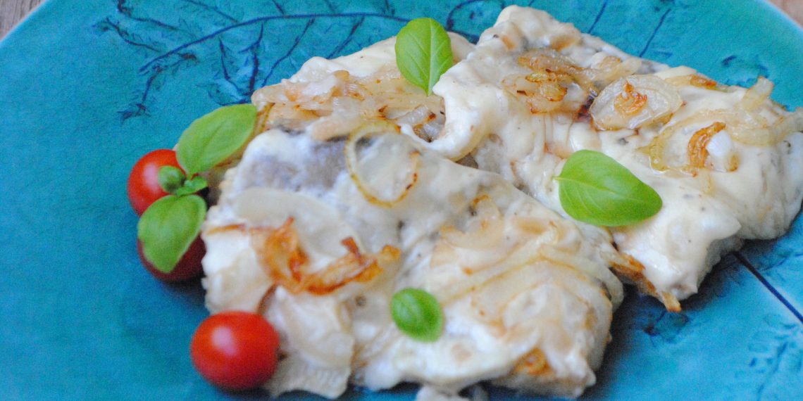 Риба в сметанно-цибулевому соусі