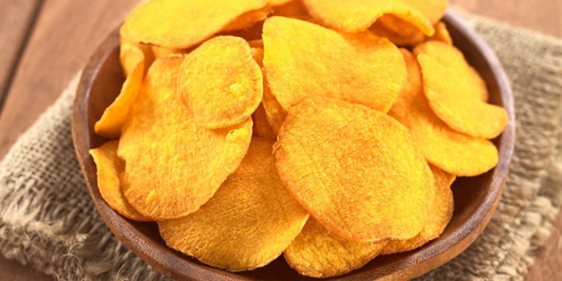 Паніруйте м’ясо в чипсах