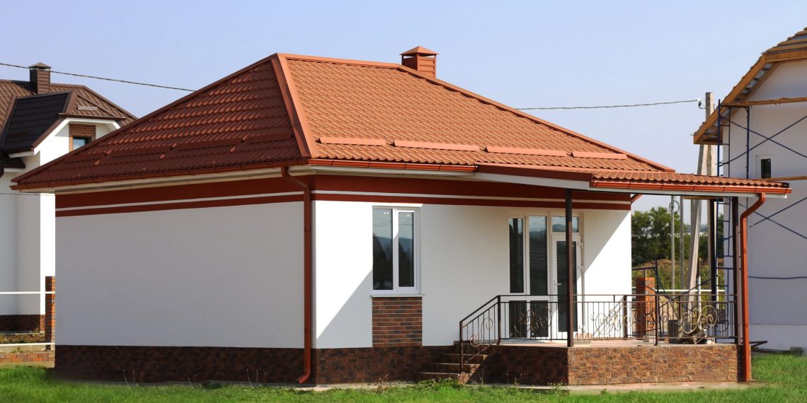 Чим залатати щілини на фасаді будинку