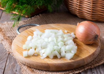 Чому цибуля змушує плакати