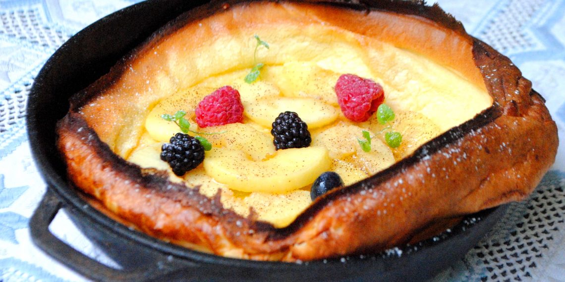 Голландський млинець із яблуками та корицею