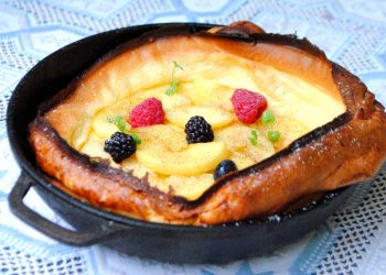 Голландський млинець із яблуками та корицею