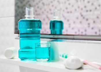 Користуйтеся ополіскувачем і не заражайте ковідом інших